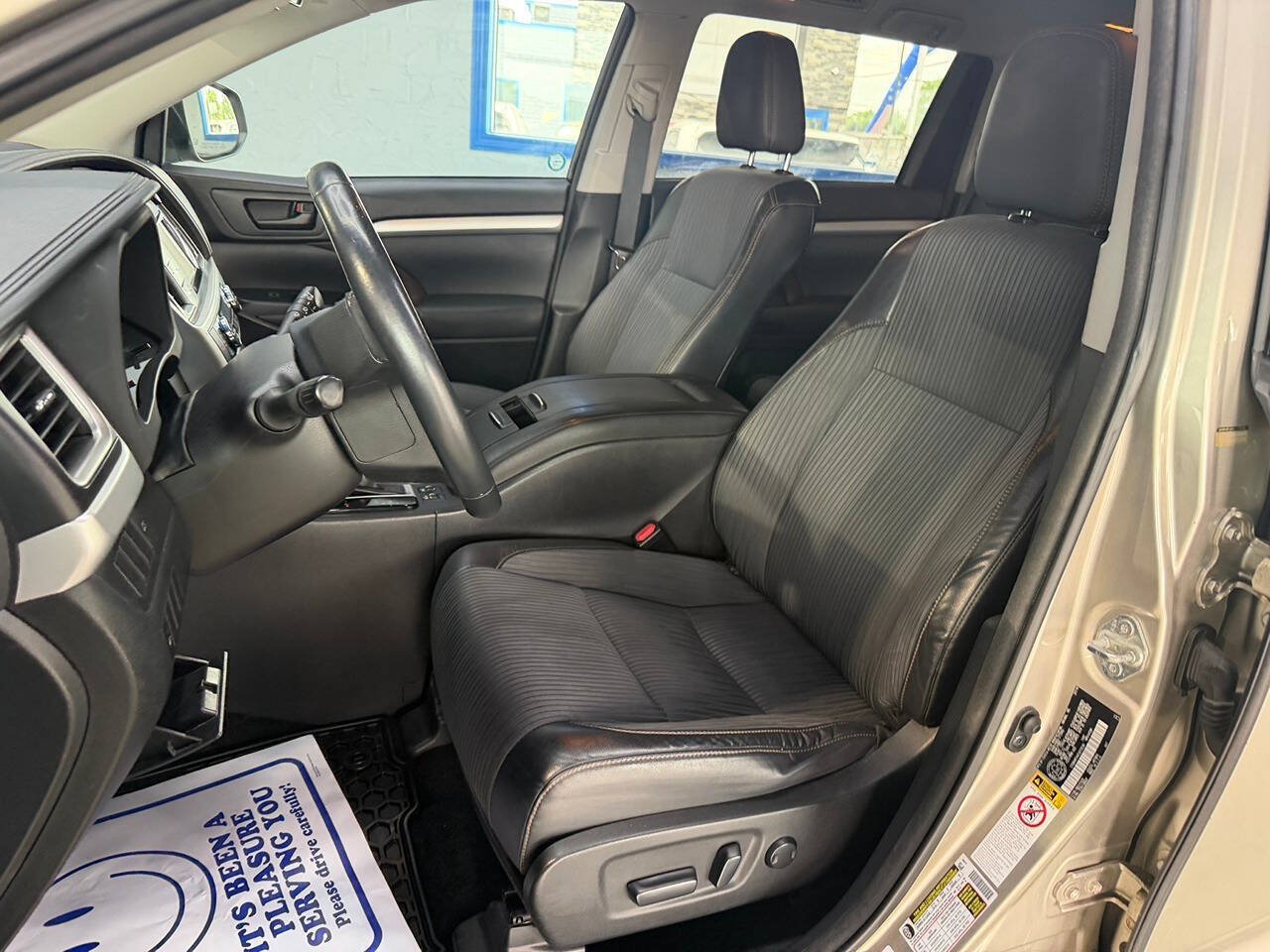 Used 2014 Toyota Highlander LE AWD/4WD image 14