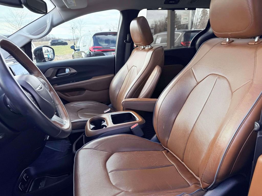 Used 2017 Chrysler Pacifica Limited image 16