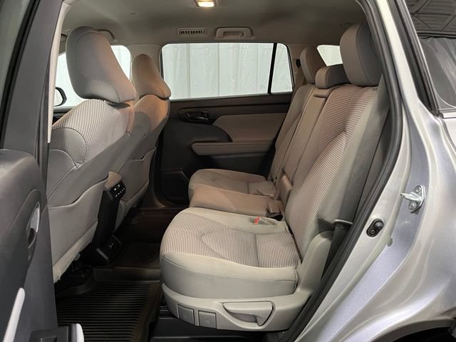 Used 2023 Toyota Highlander LE AWD/4WD image 11