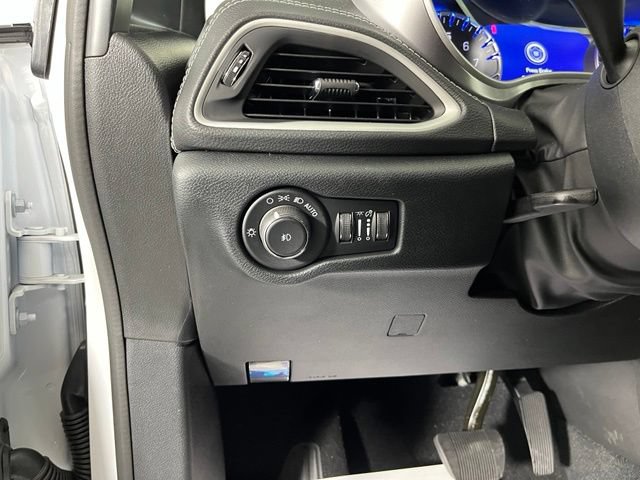 Used 2026 Chrysler Pacifica Select FWD image 18