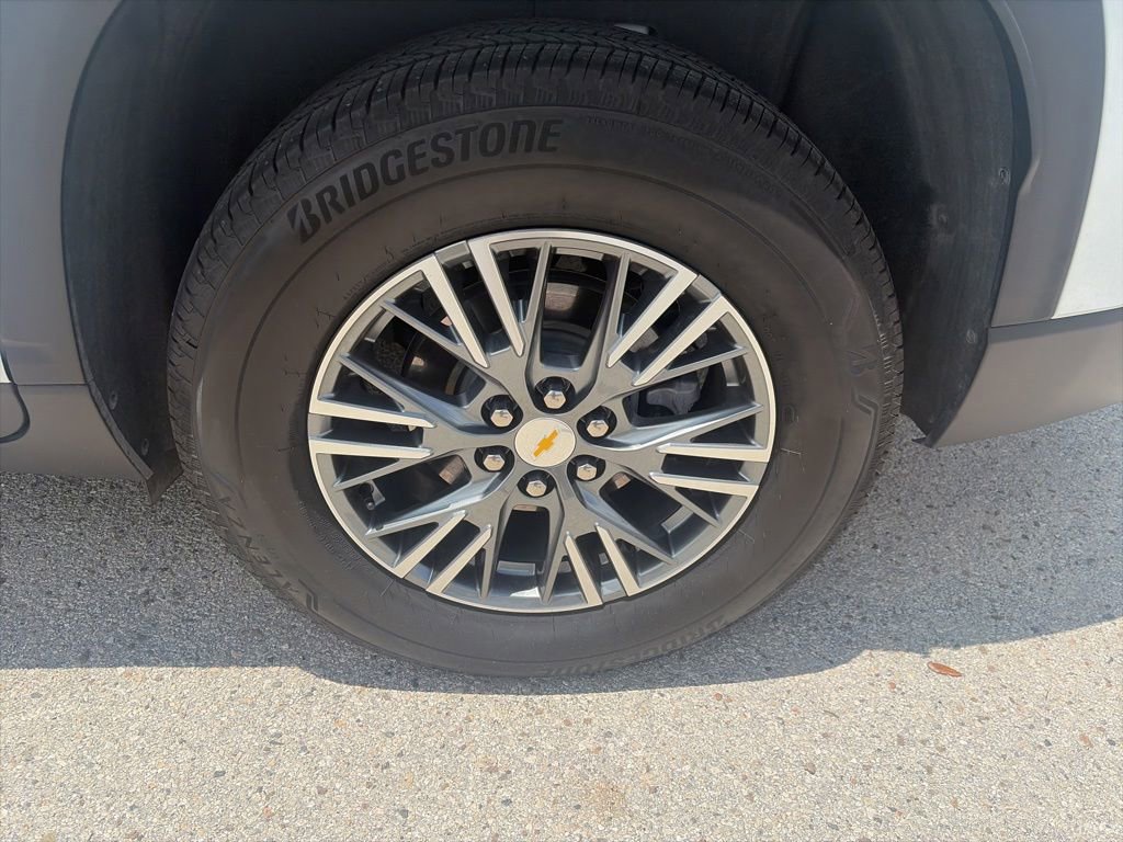 Used 2025 Chevrolet Traverse LT FWD image 7
