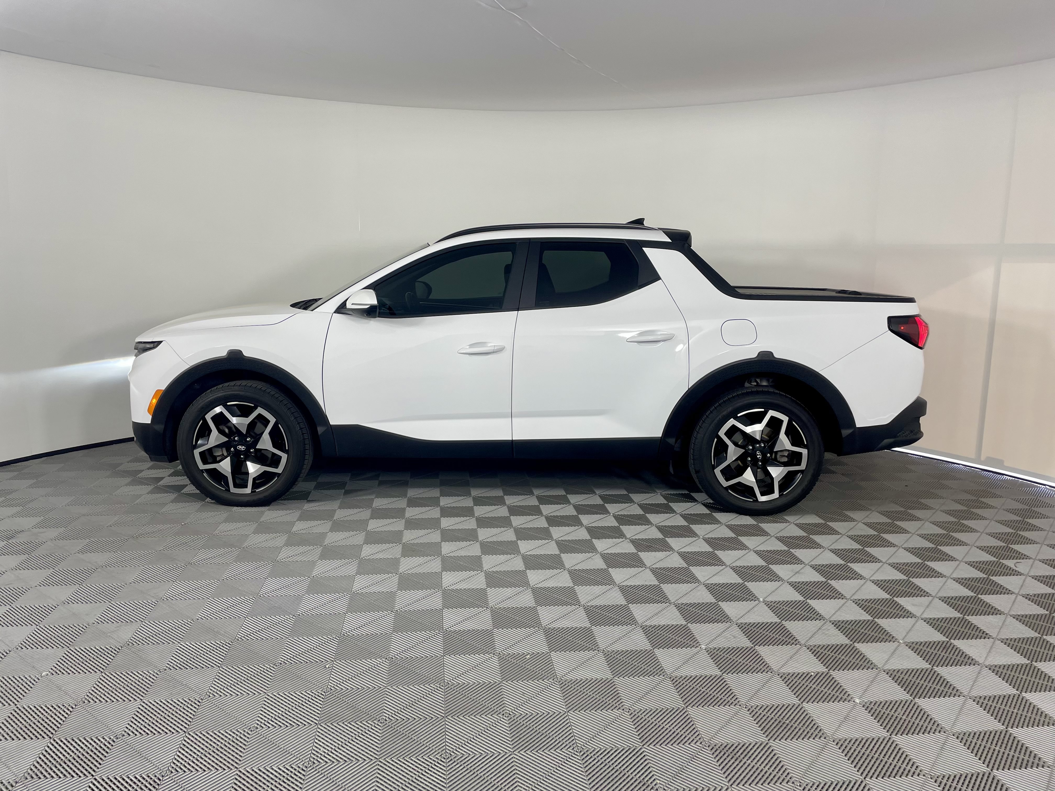 Used 2022 Hyundai Santa Cruz Limited AWD/4WD image 2