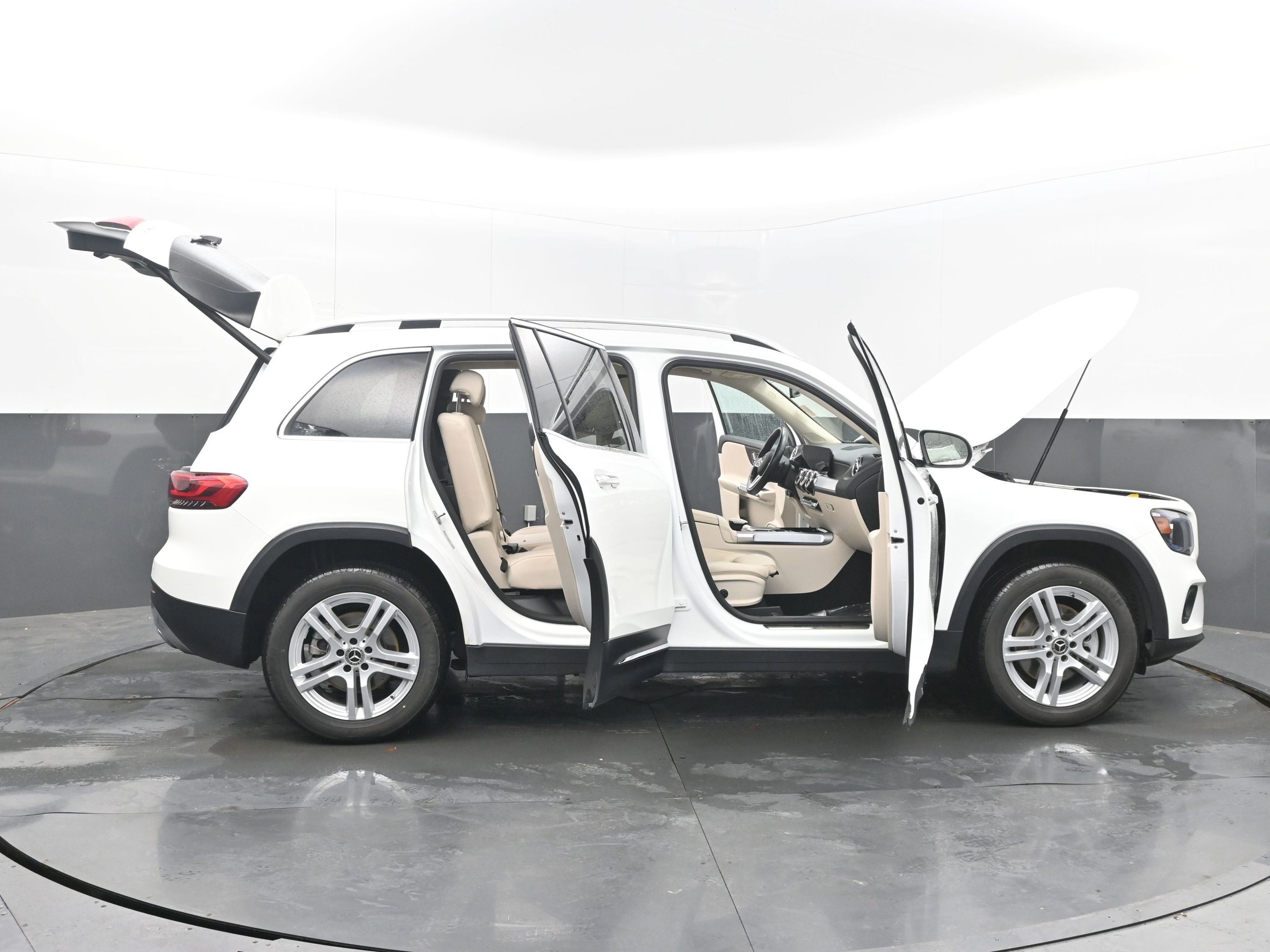 Used 2023 Mercedes-Benz GLB 250 4MATIC w/ Premium Package image 47