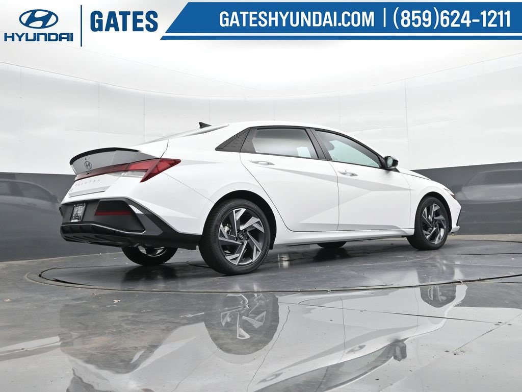 Used 2025 Hyundai Elantra Sport image 32