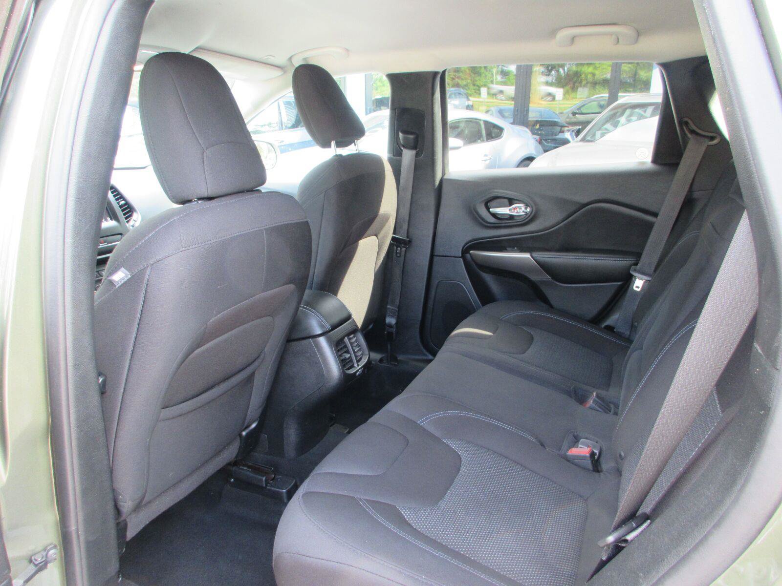 Used 2019 Jeep Cherokee Latitude w/ Popular Appearance Group FWD image 11