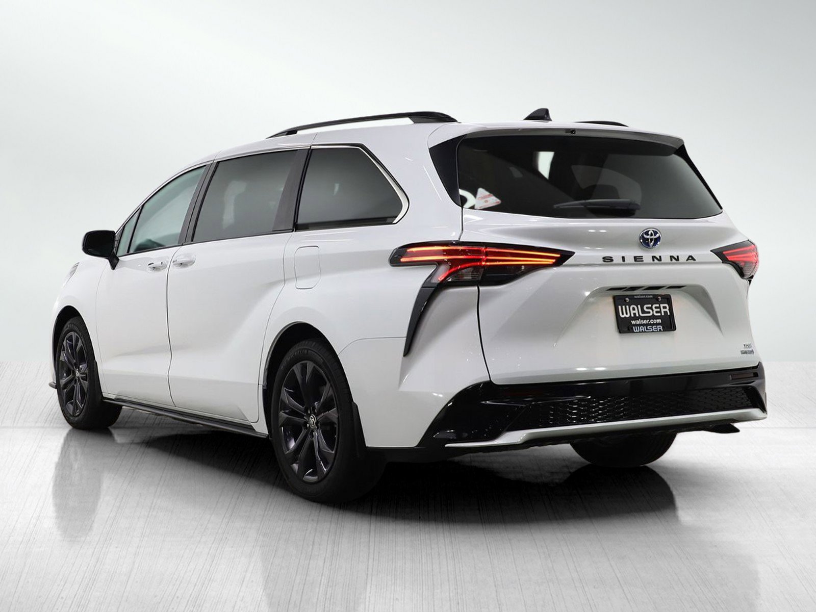 Used 2024 Toyota Sienna XSE image 3