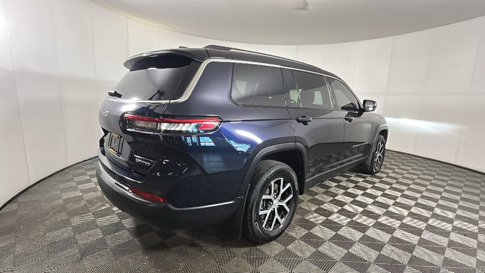 Used 2023 Jeep Grand Cherokee L Limited AWD/4WD image 3