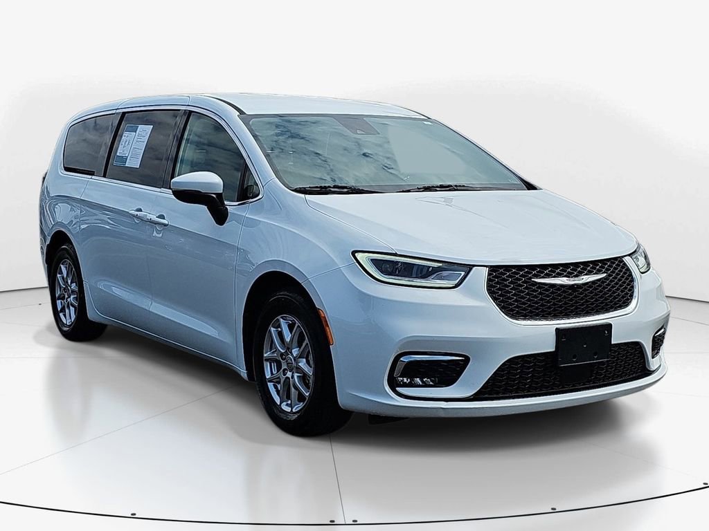 Used 2023 Chrysler Pacifica Touring-L video 2