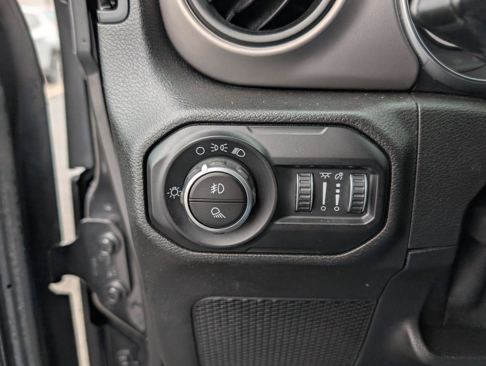 Used 2020 Jeep Gladiator Sport image 17