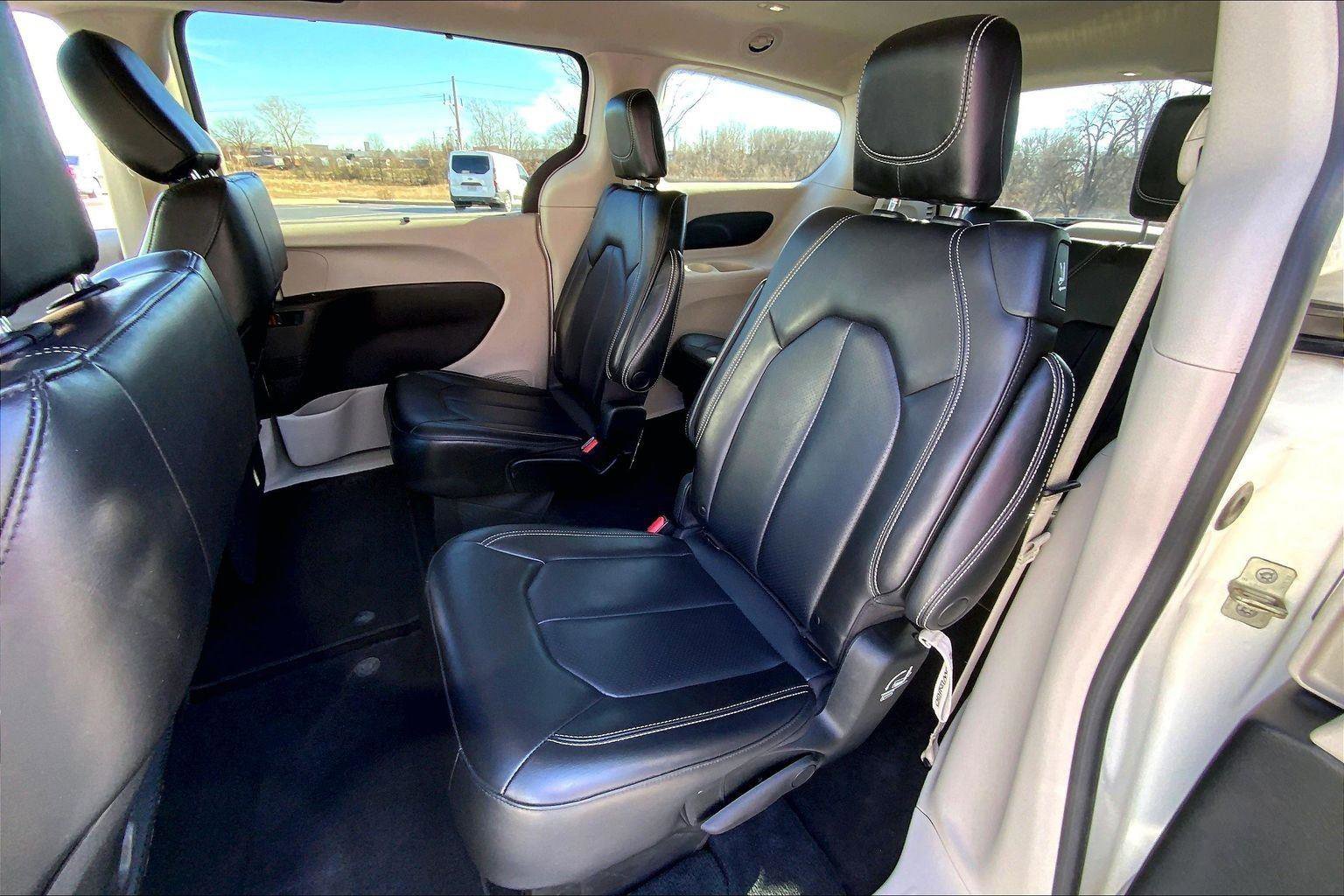 Used 2023 Chrysler Pacifica Touring-L image 21