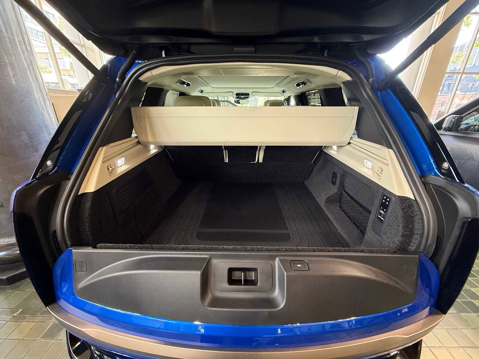 New 2025 Land Rover Range Rover SV image 12