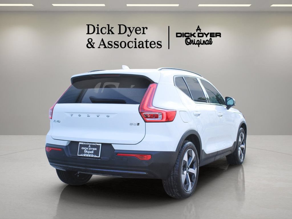 Certified 2025 Volvo XC40 B5 Plus AWD/4WD image 11