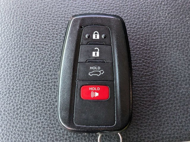 Used 2021 Toyota RAV4 XLE w/ Convenience Package FWD image 34
