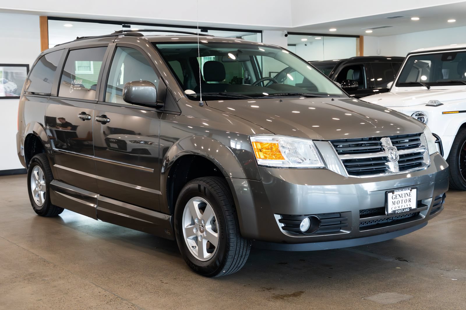 Used 2010 Dodge Grand Caravan SXT FWD image 3