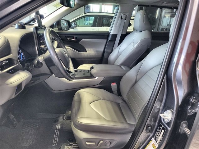 Used 2021 Toyota Highlander XLE image 12