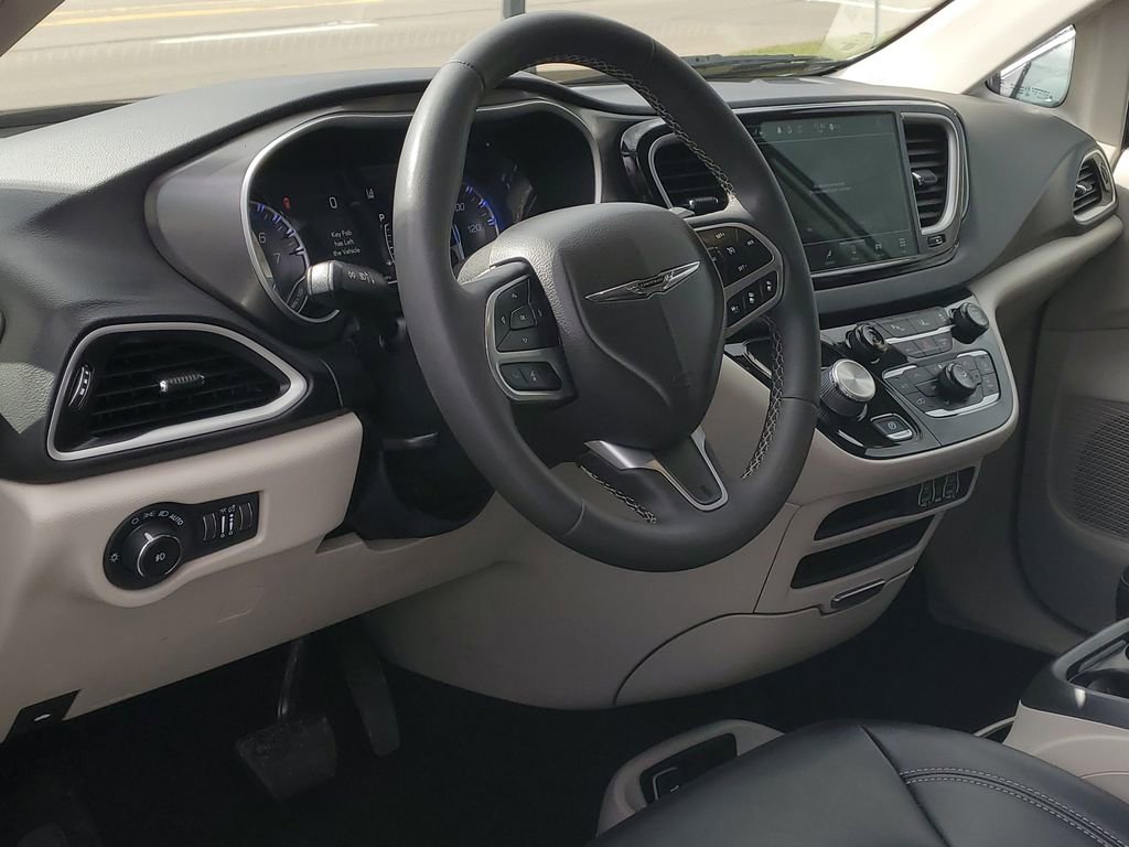 Used 2024 Chrysler Pacifica Touring-L image 7
