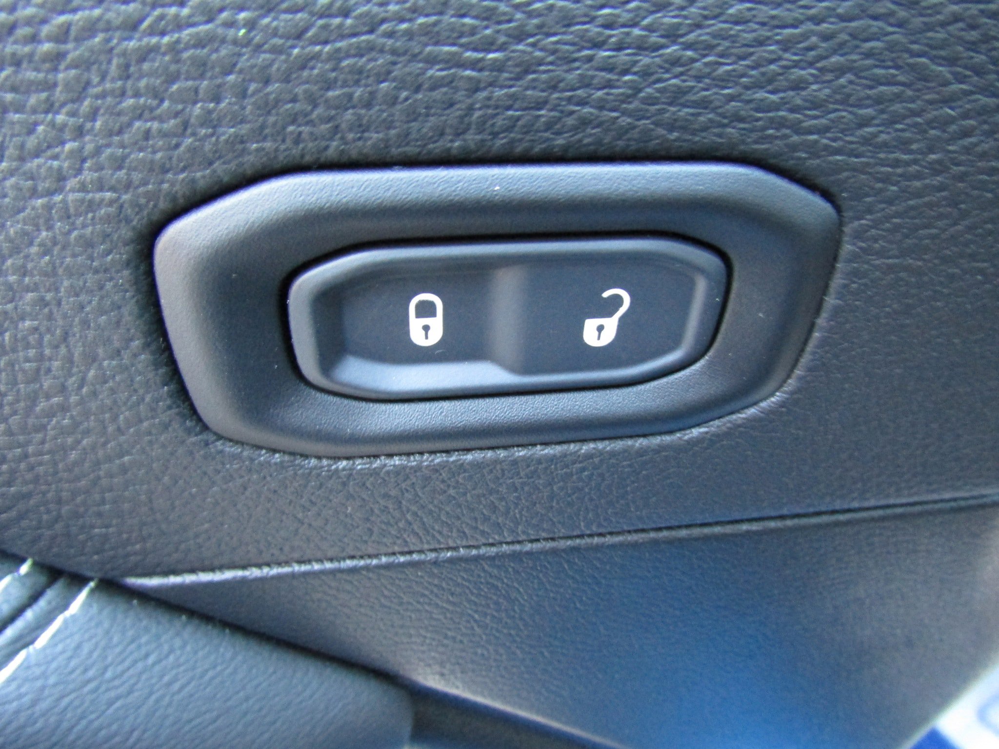 Used 2022 Jeep Wrangler Unlimited Sahara w/ Cold Weather Group AWD/4WD image 19