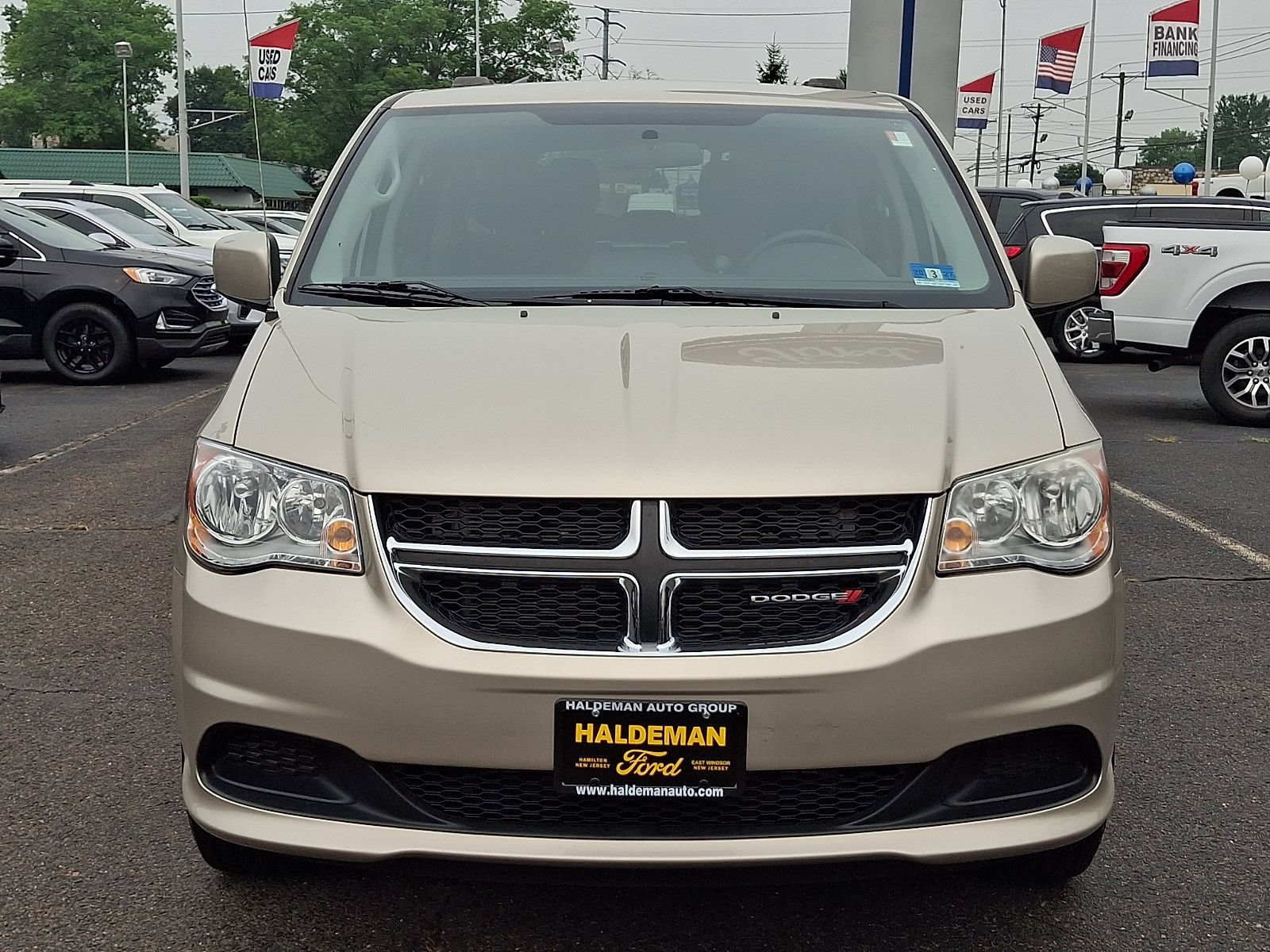 Used 2015 Dodge Grand Caravan SXT w/ Rear Park Assist Package FWD image 2