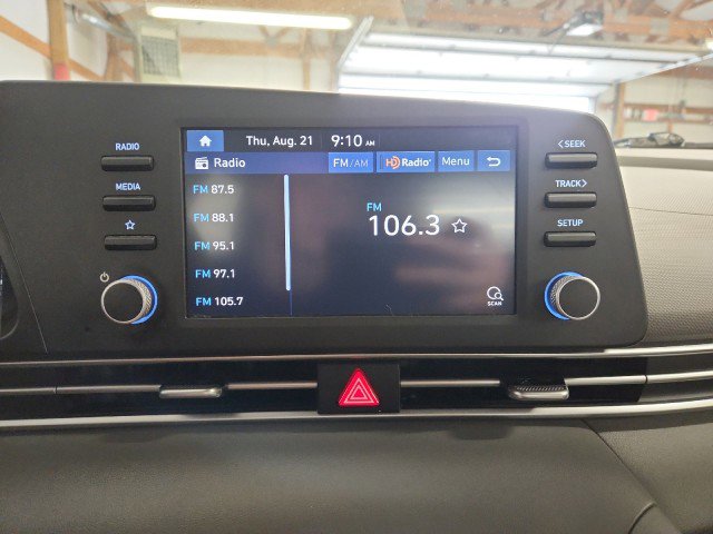 Used 2022 Hyundai Elantra SE image 15