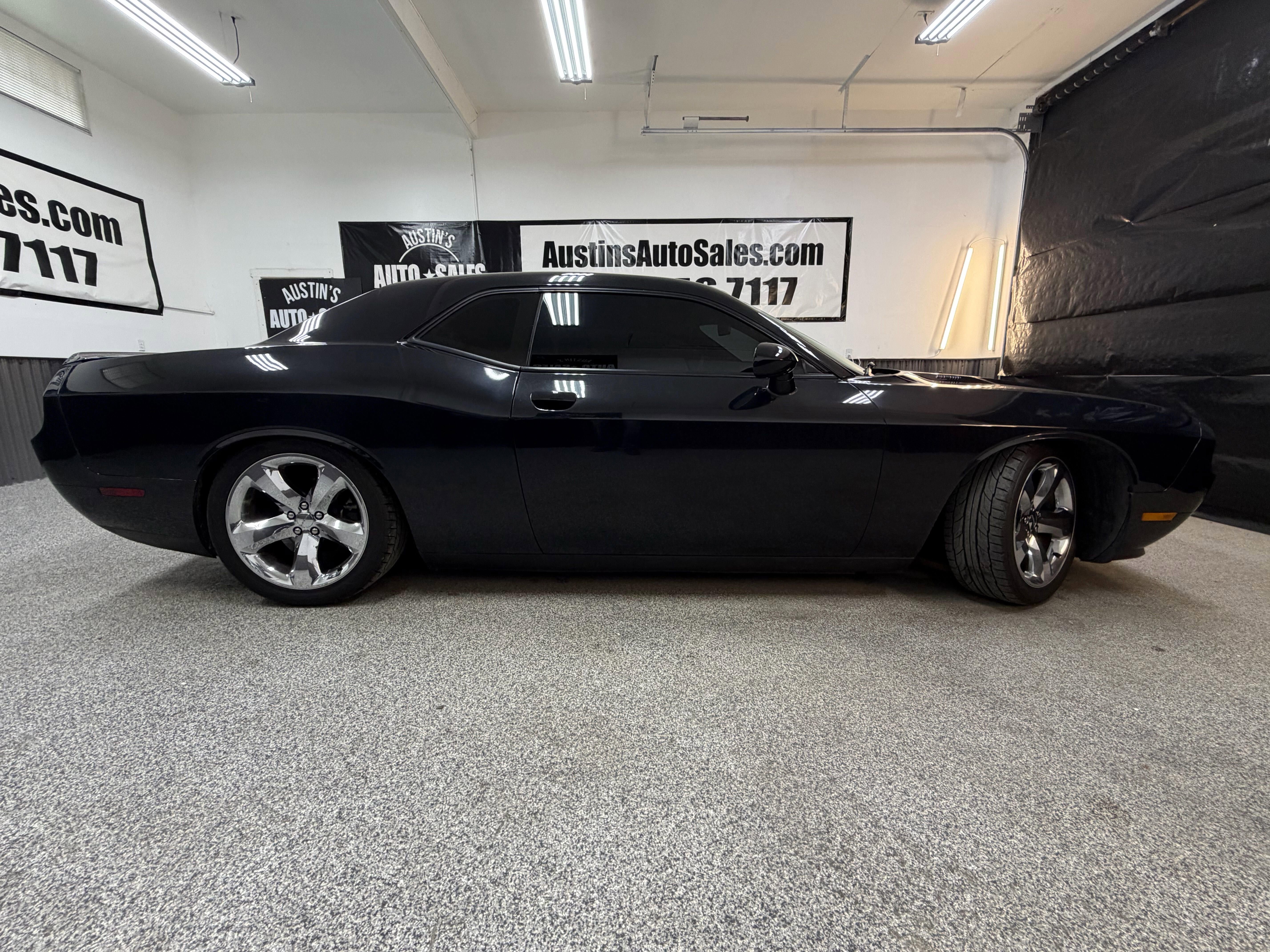 Used 2014 Dodge Challenger R/T RWD image 2