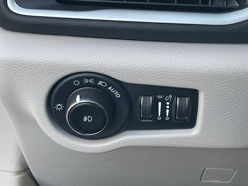 Used 2023 Chrysler Pacifica Touring-L FWD image 19