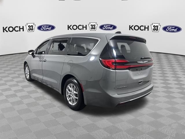 Used 2023 Chrysler Pacifica Touring-L image 6
