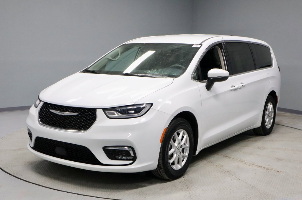 Used 2023 Chrysler Pacifica Touring-L image 9