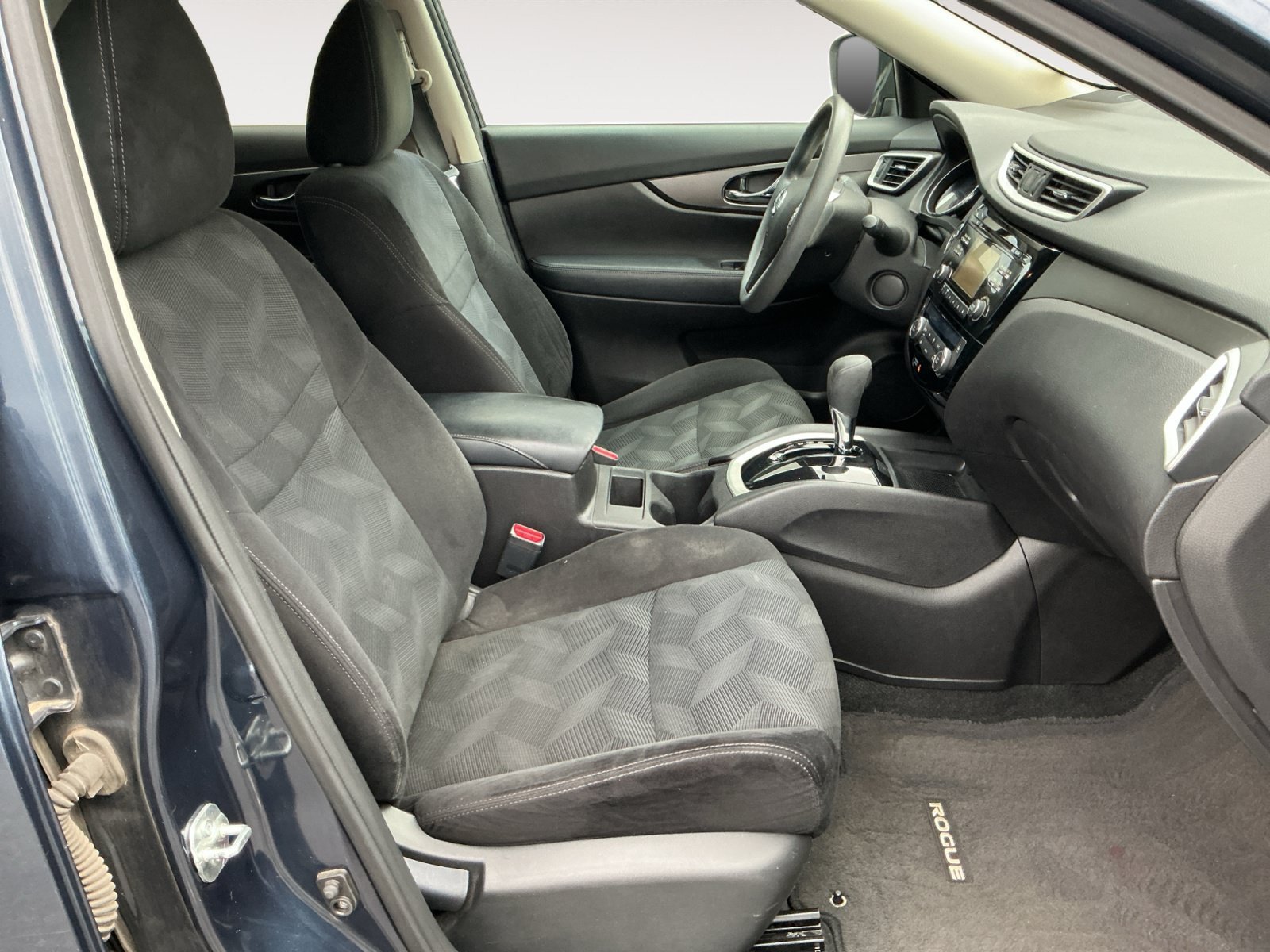 Used 2015 Nissan Rogue SV w/ SV Family Package FWD image 15