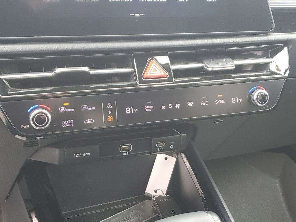 Used 2023 Kia Niro SX Touring image 24