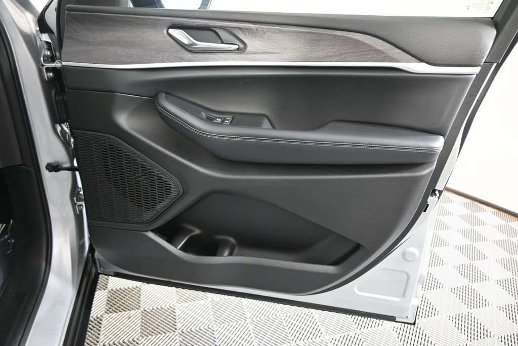 Used 2025 Jeep Grand Cherokee L Limited w/ Black Appearance Package image 12