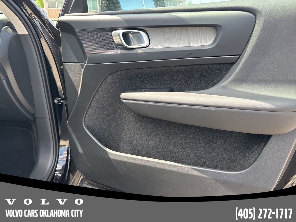 Used 2025 Volvo XC40 B5 Plus image 21