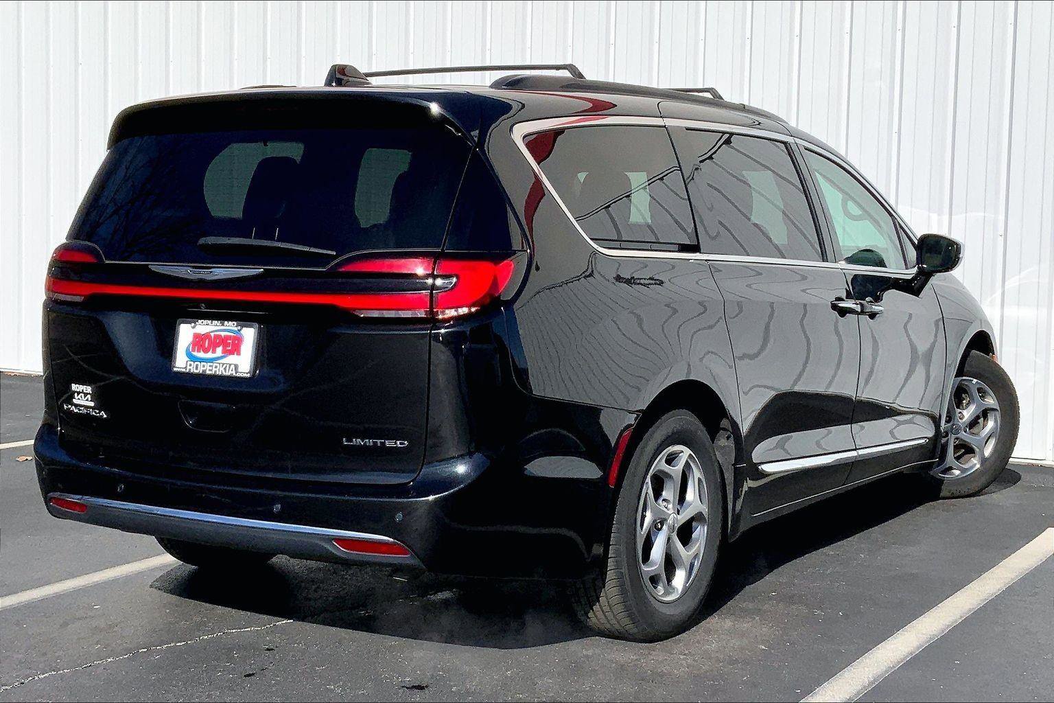 Used 2023 Chrysler Pacifica Limited image 5