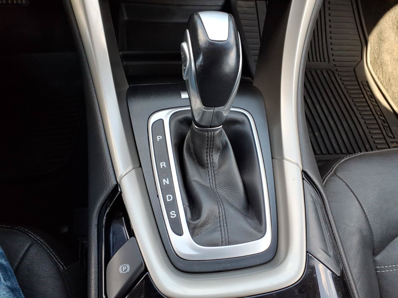 Used 2015 Ford Fusion SE w/ Equipment Group 202A FWD image 14