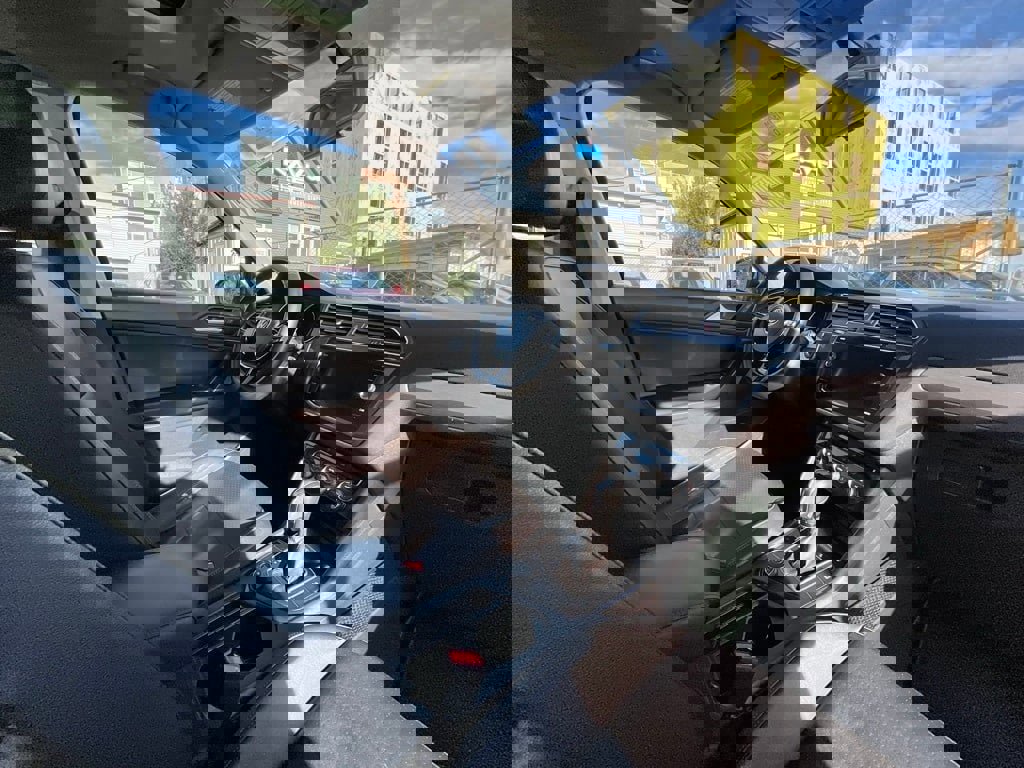 Used 2020 Volkswagen Tiguan SE w/ Panoramic Sunroof Package image 18