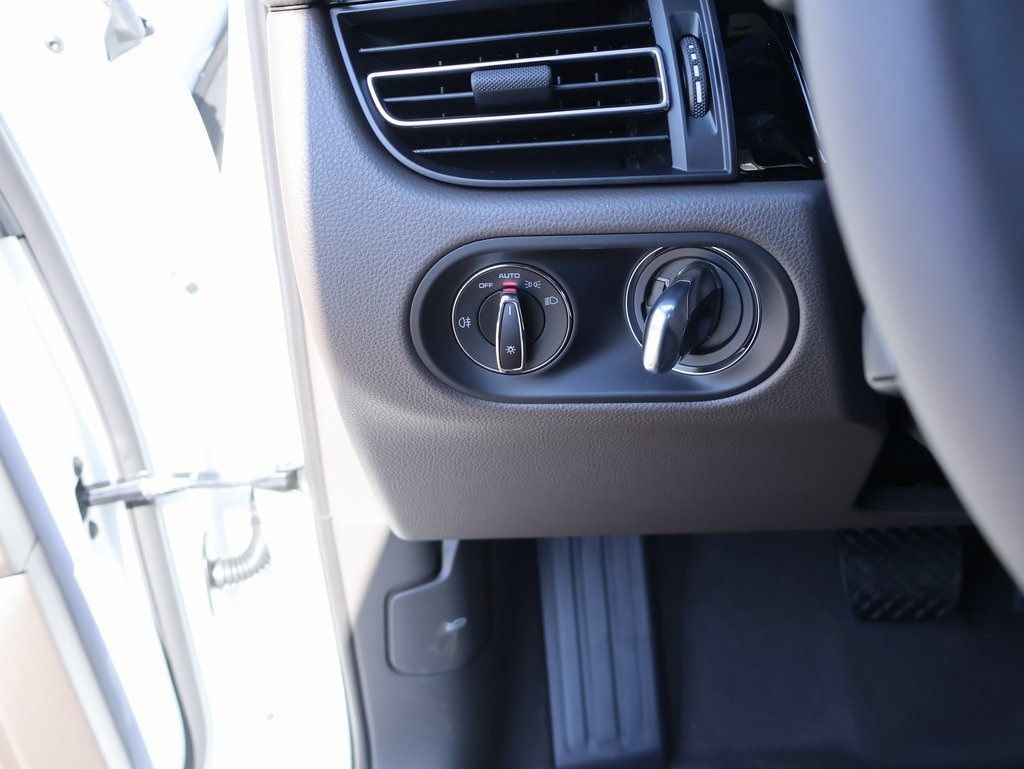 Certified 2026 Porsche Macan AWD/4WD image 32