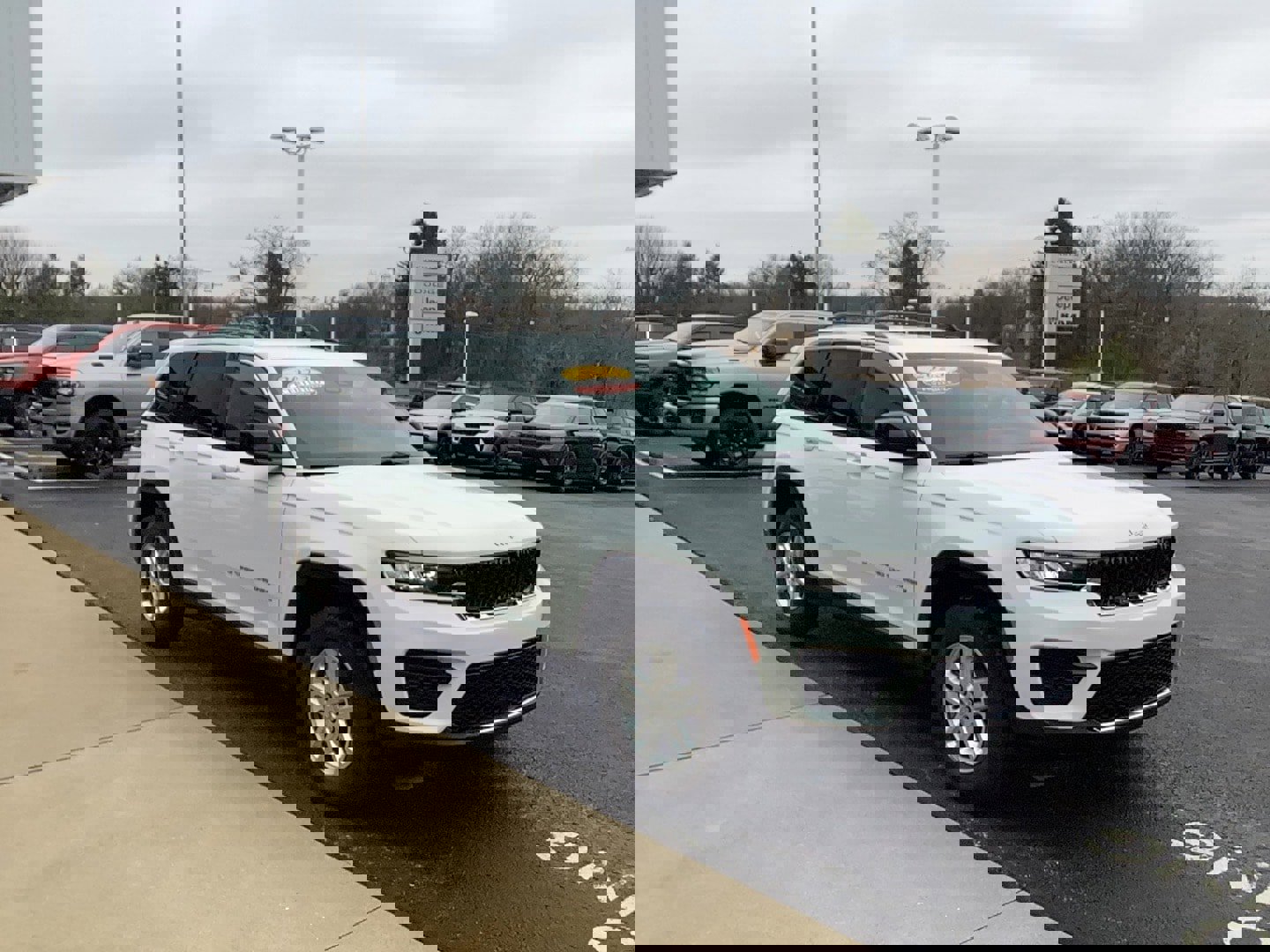 Certified 2023 Jeep Grand Cherokee Laredo w/ Trailer Tow Prep Group (B) image 3