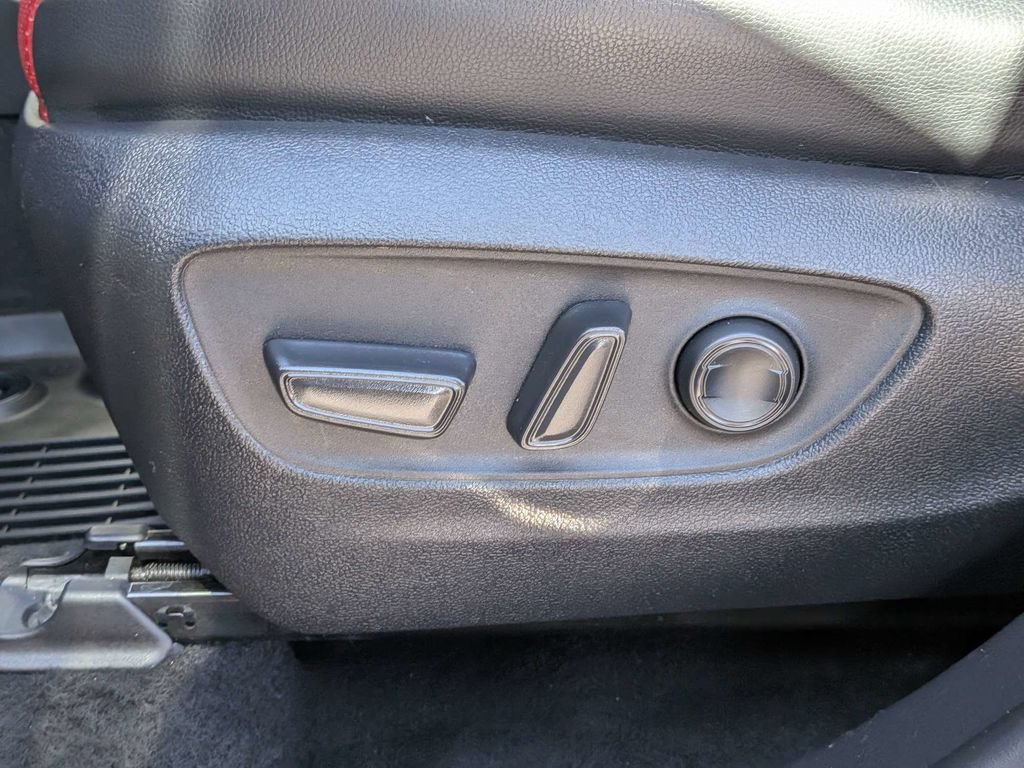 Used 2021 Toyota Highlander XSE FWD image 19