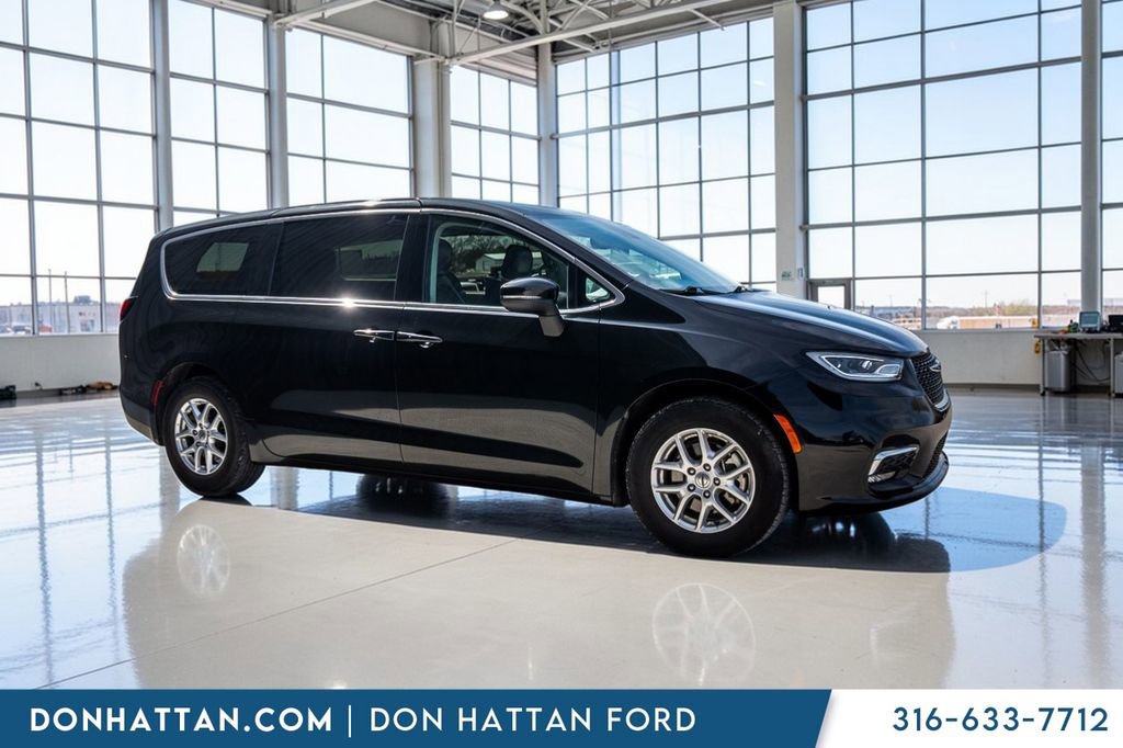 Used 2023 Chrysler Pacifica Touring-L image 30