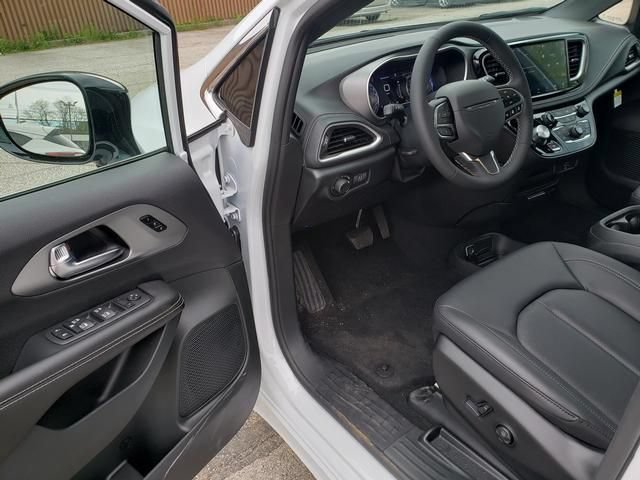 New 2027 Chrysler Pacifica Select FWD image 12