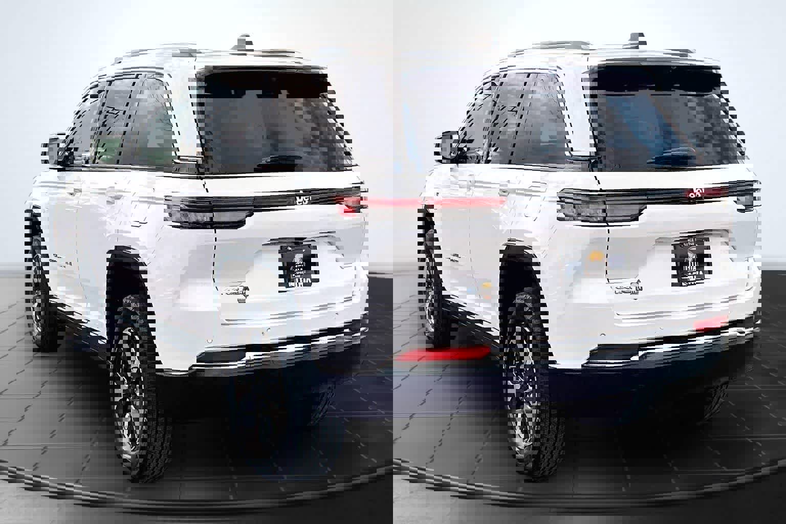 Used 2023 Jeep Grand Cherokee 4WD 4xe w/ Luxury Tech Group II image 4