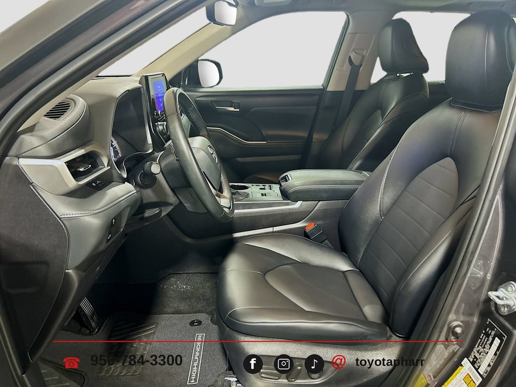 Used 2025 Toyota Highlander XLE FWD image 19