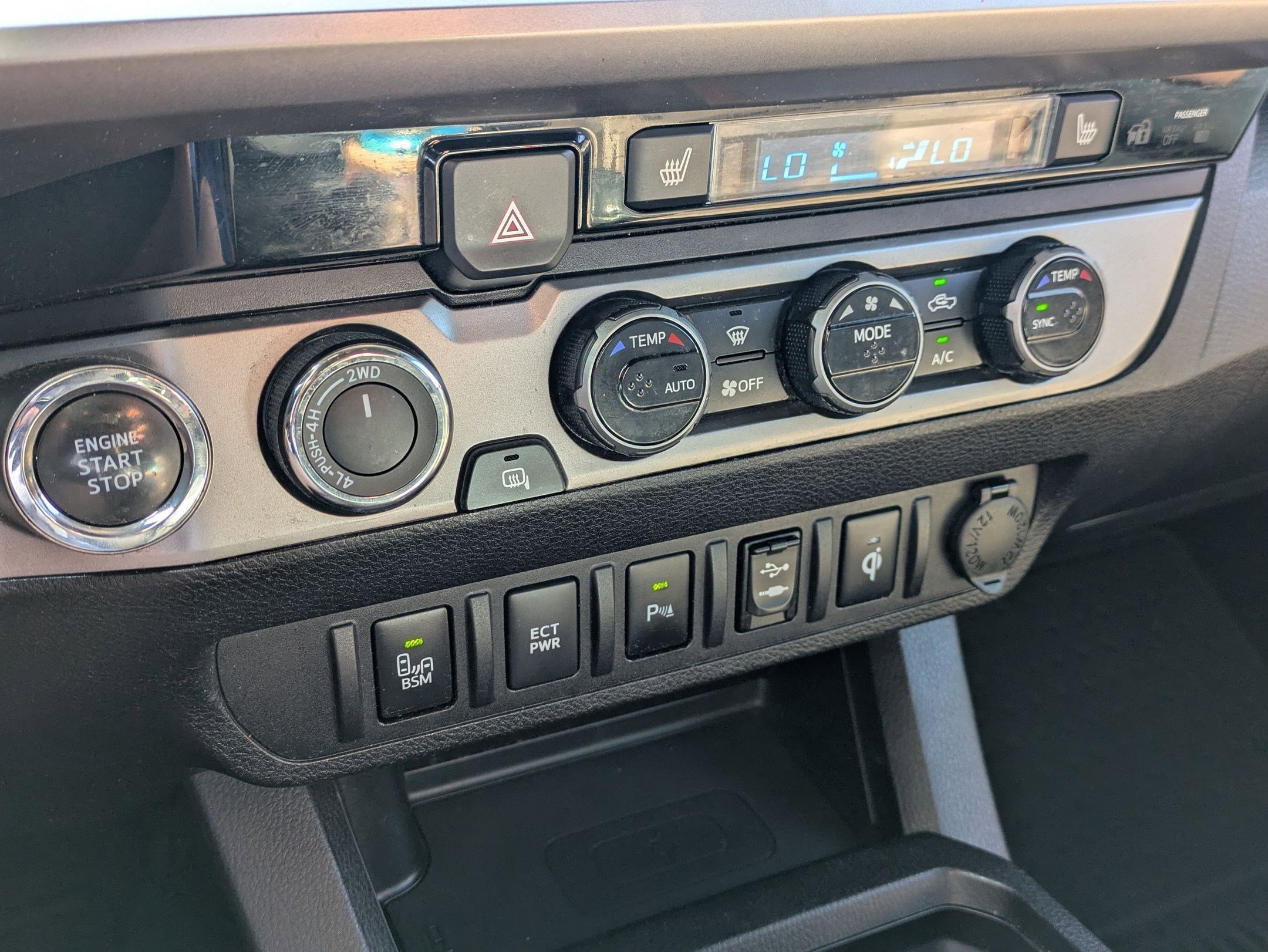 Used 2016 Toyota Tacoma Limited w/ Towing Package image 23