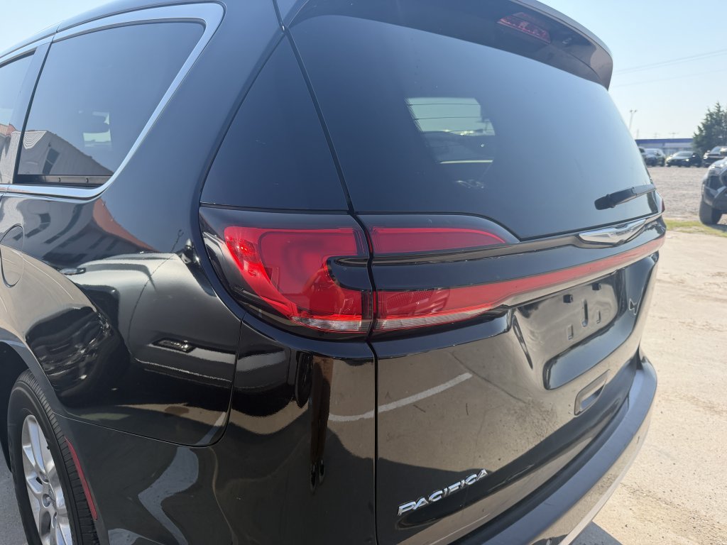 Used 2024 Chrysler Pacifica Touring-L FWD image 36