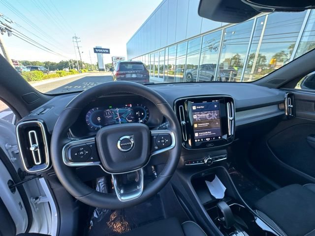 Certified 2025 Volvo XC40 B5 Plus AWD/4WD image 20