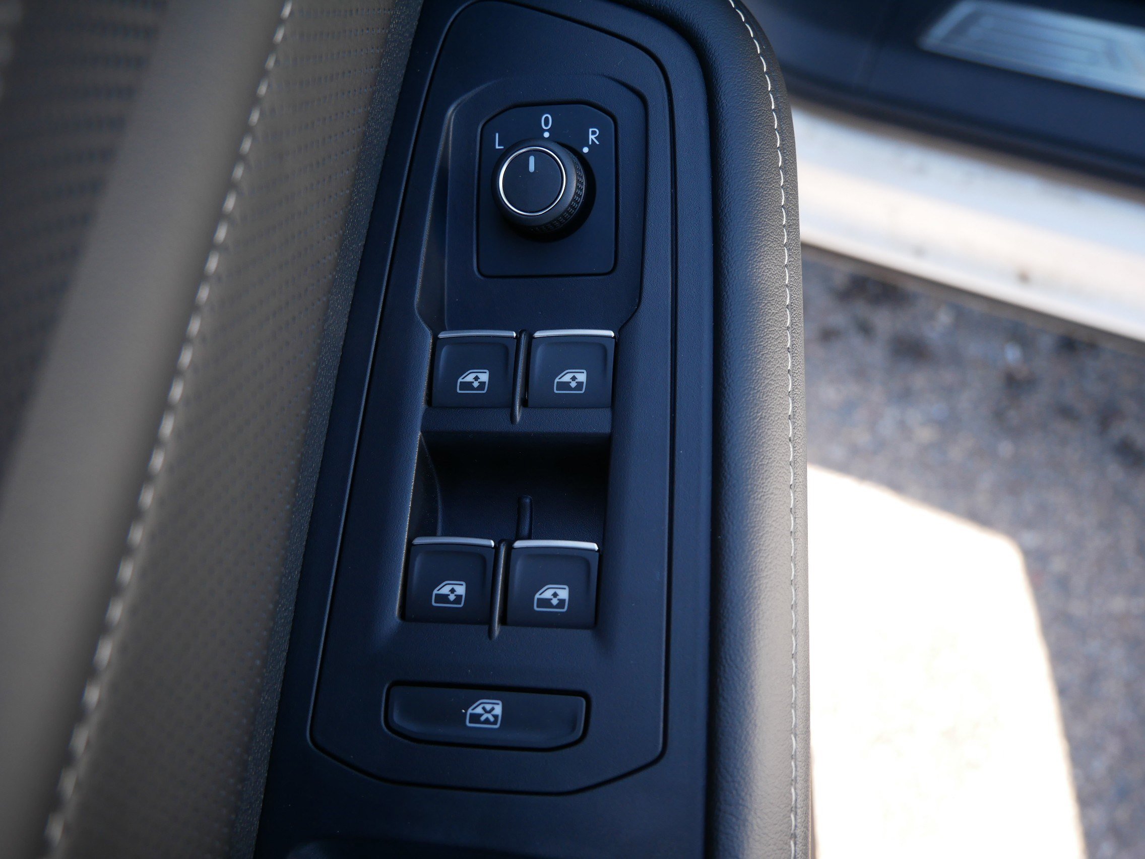 Certified 2024 Volkswagen Atlas Cross Sport SEL R-Line image 19