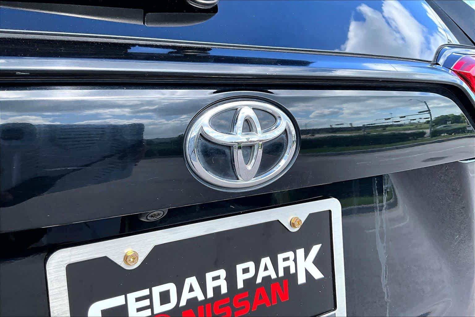 Used 2019 Toyota RAV4 LE w/ Carpet Mat Package FWD image 31