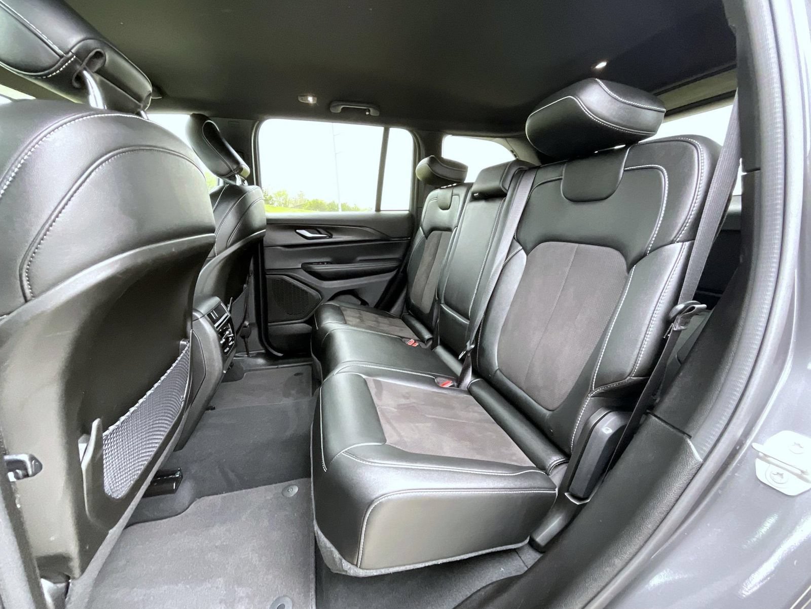 Used 2024 Jeep Grand Cherokee Altitude AWD/4WD image 19