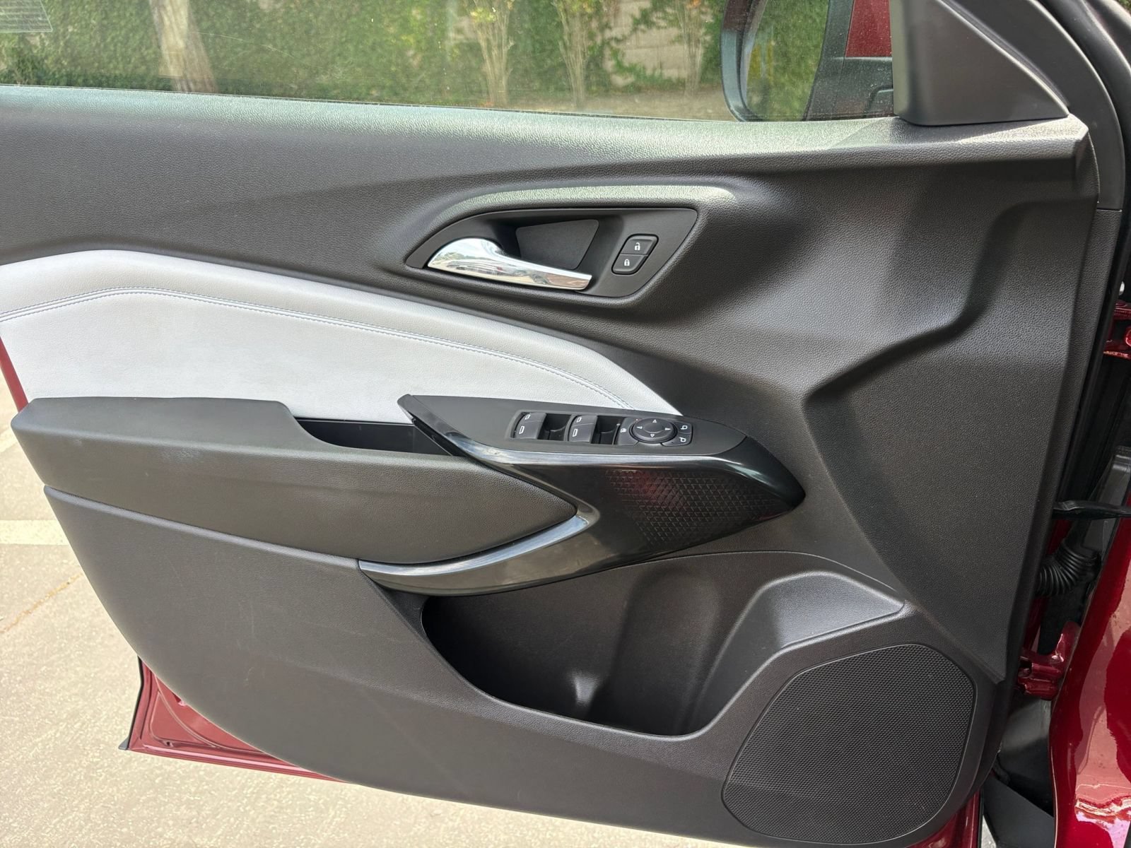 Used 2025 Chevrolet Trax LT w/ LT Convenience Package FWD image 18