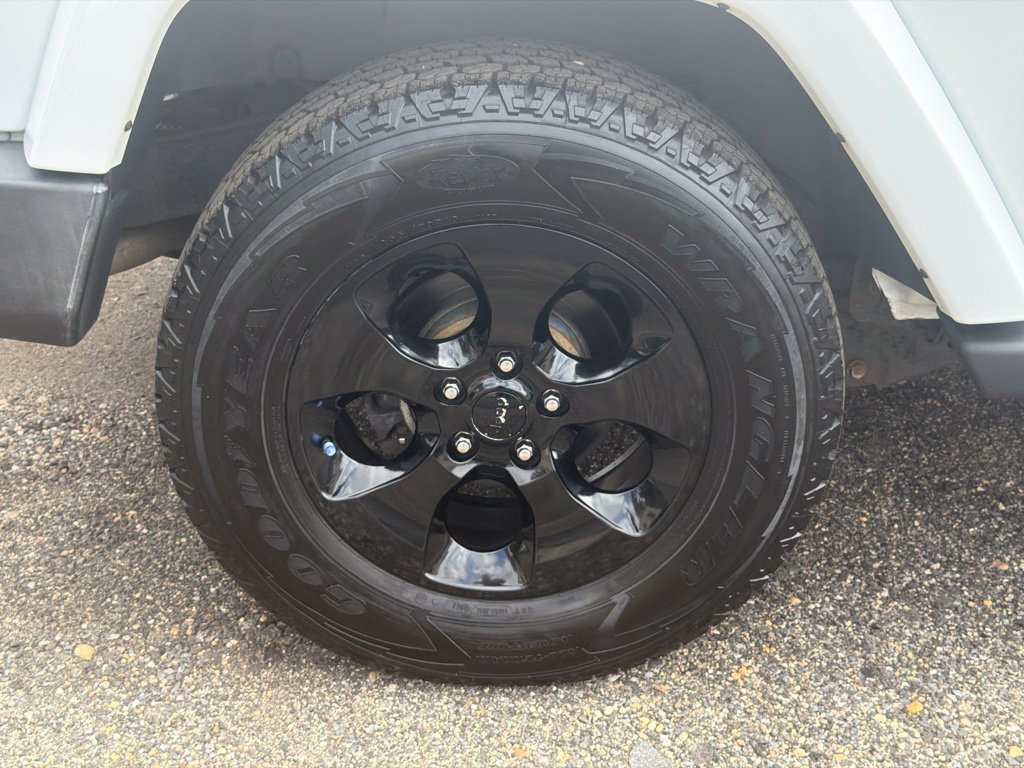 Used 2018 Jeep Wrangler Sahara w/ Connectivity Group AWD/4WD image 8