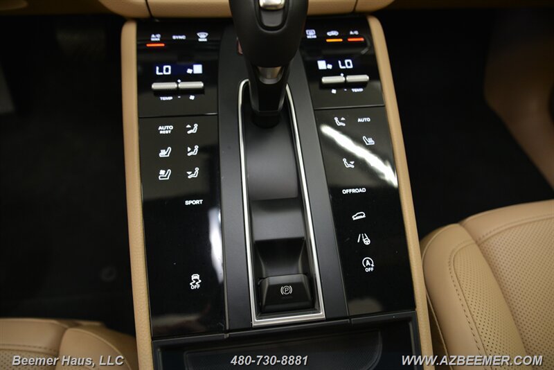 Used 2023 Porsche Macan AWD/4WD image 32